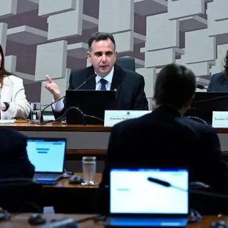 Senador Rodrigo Pacheco participando de reunião sobre legislação e direito hoje notícias, discussões políticas e temas jurídicos no Brasil.