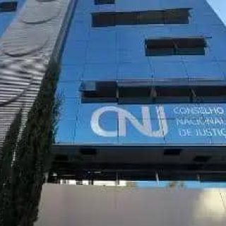 CNJ Conselho Nacional de Justiça fachada edifício, símbolo do sistema judiciário brasileiro, destaque na cobertura de notícias jurídicas, fortalecimento da justiça e direitos civis no Brasil.
