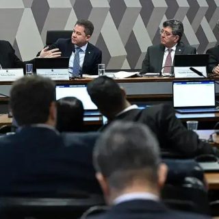 Auditores e advogados participam de reunião jurídica em ambiente corporativo para debates sobre direito civil, empresarial e notícias jurídicas importantes no Brasil.
