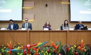 Profissionais participando de painel em evento jurídico com destaque para debates sobre direito e inovação, com banners do Direito Hoje Notícias ao fundo.
