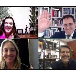 Advogados em reunião virtual discutindo direito e legislação, direito hoje notícias, evento online de direito, webinar jurídico, debate de assuntos jurídicos, direito hoje notícias, direito digital, lei e tribunais, atualizações jurídicas, conferência jurídica online.