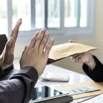Recusa de documentos em uma audiência judicial em um escritório de advocacia, com pessoas usando roupas formais e ambiente de escritório.