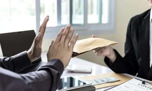 Recusa de documentos em uma audiência judicial em um escritório de advocacia, com pessoas usando roupas formais e ambiente de escritório.