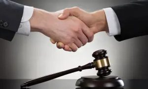 Acordo de mãos dadas entre profissionais de direito, símbolo de ética e justiça no setor jurídico.