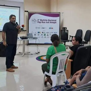 Mutirão nacional de direito no rua jud am desapresentando palestra para audiência pública sobre direitos civis.