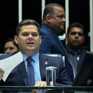 Senador em sessão do Senado Federal discutindo legislação relevante e questões jurídicas atuais no Brasil para notícias do Direito Hoje.