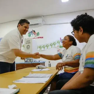 Davi Alcolumbre vota em Macapá e celebra a força da democracia