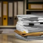 Pilha de documentos e processos jurídicos sobre direito hoje notícias, escritório de advocacia, papelada, legislação, jurisprudência, trabalho jurídico, notícias jurídicas, documentos legais, advogado, direito atualizado, análise de casos legais, informações sobre direito, notícias sobre justiça, arquivos de processos.
