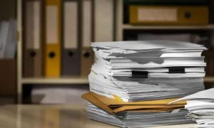 Pilha de documentos e processos jurídicos sobre direito hoje notícias, escritório de advocacia, papelada, legislação, jurisprudência, trabalho jurídico, notícias jurídicas, documentos legais, advogado, direito atualizado, análise de casos legais, informações sobre direito, notícias sobre justiça, arquivos de processos.