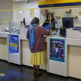 Certificação digital e atendimento em órgão público no Brasil, atendendo a cidadã na agência bancária, ilustrando serviços essenciais de direito, cidadania e inclusão digital.