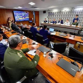 Legisladores e autoridades discutem políticas públicas e legislação no plenário de uma reunião do governo, promovendo debates sobre assuntos de interesse nacional e fortalecimento do sistema jurídico.