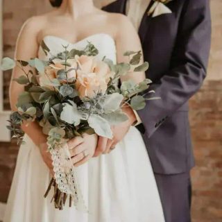 Noiva segurando buquê de flores em casamento, destacando direito às escolhas na cerimônia e assuntos legais relacionados ao casamento.
