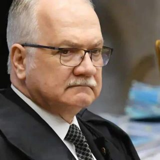 Juiz em tribunal de direito brasileiro durante sessão judicial, destacando o impacto do direito na justiça brasileira.
