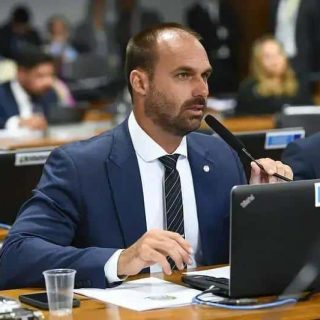 Procurador em audiência no Congresso Nacional, representando o Ministério Público Federal, durante sessão sobre legislação e temas jurídicos relevantes.