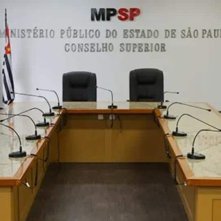 MP SP Ministério Público São Paulo, Conselho Superior, sala de reunião oficial com bandeiras do Brasil e de São Paulo ao fundo, imagens de escritórios jurídicos.