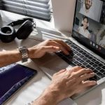 Videochamada de advogados em ambiente de home office, direito hoje notícias, reunião virtual com profissionais do direito, celebração de audiências online, comunicação jurídica remota, tecnologia na advocacia, videoconferência jurídica, inovação em serviços jurídicos, advocacia digital, estratégias de trabalho remoto no direito.