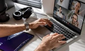 Videochamada de advogados em ambiente de home office, direito hoje notícias, reunião virtual com profissionais do direito, celebração de audiências online, comunicação jurídica remota, tecnologia na advocacia, videoconferência jurídica, inovação em serviços jurídicos, advocacia digital, estratégias de trabalho remoto no direito.