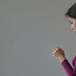 Juíza feminina em processo judicial, símbolo de autoridade e justiça no sistema jurídico brasileiro.