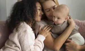 Estabilidade provisória garantida para mãe não gestante em união homoafetiva