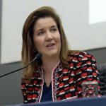 Advogada de frente, falando em painel de conferência, direito hoje notícias, mulher em evento jurídico, assuntos de direito e legislação, representação de profissionais do direito, discurso em evento jurídico, advogado em palestra, direitos humanos, temas jurídicos atuais, justiça e legislação brasileira.