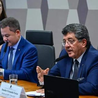 Senador Fernando Faria em evento de direito, discussão sobre legislação, política e direitos humanos no Brasil, com ampla cobertura jornalística pela Direito Hoje Notícias.