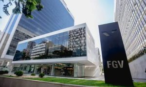 Edifício moderno da FGV (Fundação Getulio Vargas) em São Paulo, refletindo o ambiente corporativo de destaque no setor jurídico e empresarial do Brasil.