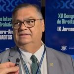 Direito Hoje Notícias, participante fala durante congresso internacional de direito do trabalho na AIADTSS, eventos relevantes sobre direito do trabalho e direitos humanos.