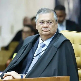 Juiz federal em sessão de julgamento, vestindo toga preta, ambiente de tribunal, decisão judicial, direito, justiça, tribunal, jurisprudência, magistrado, decisão judicial, sessão de tribunal.