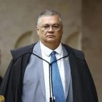 Advogado com toga e gravata em ambiente jurídico, representando notícias de direito hoje e temas do direito brasileiro.