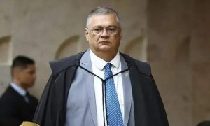Advogado com toga e gravata em ambiente jurídico, representando notícias de direito hoje e temas do direito brasileiro.