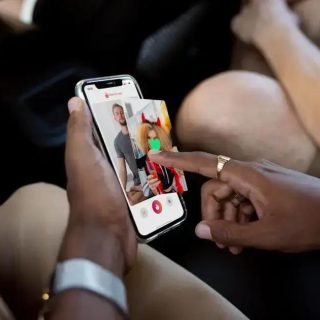 Foto de pessoas realizando uma vídeo chamada em um smartphone, em clima de comunicação digital e tecnologia, relevante para notícias de direito e avanços tecnológicos em comunicação digital, direito hoje notícias.