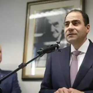 Advogado em discurso durante evento jurídico, com enfoque em direito, legislação e notícias jurídicas, reforçando a importância do Direito Hoje Notícias no cenário legal brasileiro.