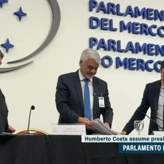 Humberto Costa assume presidência do Parlalsul no Mercosul durante evento oficial, destacando a importância do parlamento no fortalecimento da integração regional e do comércio entre os países membros.
