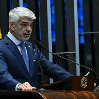 Brasileiro congressista fala em plenário durante sessão do Congresso Nacional em destaque na notícia de Direito Hoje Notícias.