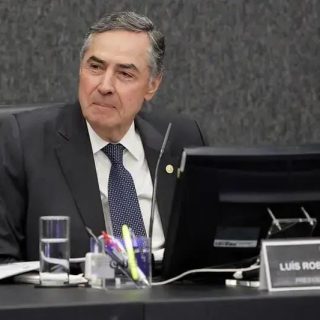 Legislador André Mendonça participa de reunião no Congresso Nacional, discutindo temas jurídicos relevantes e atualidades do direito brasileiro, com foco em jurisprudência e legislação.