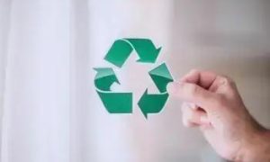 Reciclagem de papel com símbolo de reciclagem verde, representação de sustentabilidade e meio ambiente.