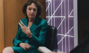 Advogada em debate jurídico, destacando temas de direito e atualidades no Brasil.