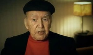 Desempenho de um idoso falando em entrevista sobre direitos e leis para idosos no Brasil, vídeo do site Direito Hoje Notícias.