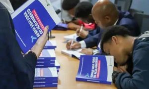 Jovens compartilham histórias e apoio na vida após abrigos