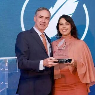 Reconhecimento de prêmio em evento de direito, homenagem a profissionais do setor jurídico, premiação de destaque na área de direito hoje notícias.