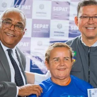 Reconhecimento de pessoas que receberam benefícios judiciais em evento jurídico do SEPAT, destacando ações de direito social e cidadania no Brasil.