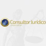 Consultor jurídico com balança e martelo, símbolo de advocacia e justiça, representando serviços jurídicos confiáveis e especializados em direito.