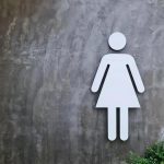 Privacidade feminina, sinalização de banheiro feminino, acessibilidade para mulheres, símbolo de toalete feminino.