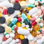 Remédios e medicamentos variados em pilulas e cápsulas, representando temas de saúde e legislação farmacêutica.