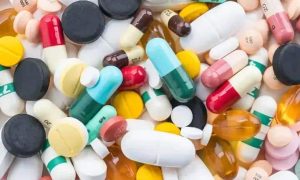 Remédios e medicamentos variados em pilulas e cápsulas, representando temas de saúde e legislação farmacêutica.