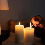 Velas acesas em ambiente escuro, simbolizando energia, cultura ou momentos de reflexão no contexto de notícias jurídicas e sociais do Direito Hoje Notícias.