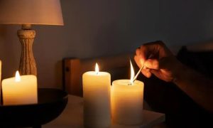 Velas acesas em ambiente escuro, simbolizando energia, cultura ou momentos de reflexão no contexto de notícias jurídicas e sociais do Direito Hoje Notícias.