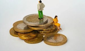 Justiça condena empresa por discriminação salarial entre gêneros.