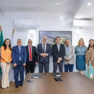 Profissionais de direito em reunião oficial, discutindo atualizações e estratégias jurídicas em ambiente corporativo e institucional, reforçando o compromisso com o direito e a justiça.