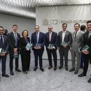 Profissionais do Direito em evento de networking no Espaço Cultura, durante debate sobre avanços jurídicos e inovação no setor jurídico brasileiro.